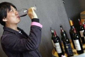 LA CINA, TRA SPERANZE E TIMORI, E&rsquo; SEMPRE AL CENTRO DEI PENSIERI DELL&rsquo;ITALIA ENOICA: IL DIRETTORE DI CONFAGRICOLTURA ASTI, GIAQUINTA, LANCIA L&rsquo;ALLARME SULLA CORSA AL RIBASSO E SUL REGIME, INIQUO, DEI DAZI. MA OTTAVIO CAGIANO (FEDERVINI) SPIEGA ...