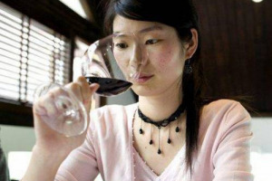 VINO & ORIENTE: CHI INVESTE SUL &ldquo;FAI-DA-TE&rdquo; E CHI COMPRA VIGNETI PREGIATI NEL MONDO. IN THAILANDIA SI IMPORTA IL &ldquo;KNOW HOW&rdquo; INTERNAZIONALE PER PRODURRE VINI DI QUALIT&Agrave;, E LA CINA NON COMPRA SOLO BOTTIGLIE, MA DIRETTAMENTE CANTINE PRESTIGIOSE