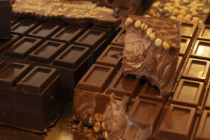 LA RICERCA SI FA DOLCE E PUNTA SUL CACAO CON LE “PILLOLE DI CIOCCOLATO” CONTRO ATTACCHI DI CUORE E ICTUS. LA SPERIMENTAZIONE, CONDOTTA DAI RICERCATORI USA DEL BRIGHMAN AND WOMAN HOSPITAL, COINVOLGERÀ 18.000 PERSONE TRA UOMINI E DONNE PER 4 ANNI