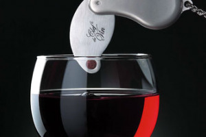 SONDAGGIO WINENEWS-VINITALY - FESTIVITA’: ALL’INSEGNA DEL VINO, VA IN SCENA IL REGALO ORIGINALE … DAL CLEF DU VIN ALLA SPADA PER APRIRE LO CHAMPAGNE, DALLE VITE BONSAI AL NAVIGATORE SATELLITARE CON MAPPE WINE & FOOD, DALL’ENO-VIAGGIO AL BAULE KRUG