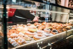 Le fake news sull’alimentazione circolano anche per la colazione all’italiana: per Doxa-Aidepi per 1 italiano su 5 dovremmo addirittura dire addio al nostro modello, tradizionalmente dolce, per preferire il salato considerato sbagliando più salutare