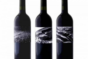 SCATTATE IN TERRITORI SEGNATI NEGLI ULTIMI ANNI DA ATROCI CONFLITTI, FOTO IN BIANCO E NERO, DIVENTANO ETICHETTE PER UN VINO: ACCADE ALLA CANTINA SALCHETO (MONTEPULCIANO). LA FIRMA E’ DI PAOLO PELLEGRIN, UNO DEI REPORTER INTERNAZIONALI PIÙ STIMATI