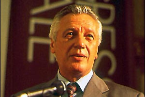 GLI ENOLOGI: “LA CRISI IMPONE RAPIDE SOLUZIONI. LE ECCEDENZE PARZIALMENTE ASSORBITE DA DISTILLAZIONE VANNO IN GDO CON ETICHETTE ATTRAENTI E PREZZI DI 1 EURO, OBBLIGANDO, A VOLTE, A SCENDERE SUL TERRENO DI INSANA COMPETIZIONE DOCG E NOBILI CASATI”