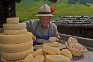 Assolatte: i formaggi italiani volano all’estero, +6% in volume e +8,4% a valore nei primi due mesi del 2014 sul 2013. Grazie alla cresta in Uk, Spagna, Belgio e Svizzera. Francia il primo sbocco commerciale. Ma la produzione in Italia è in calo