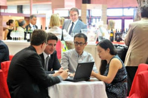 Il web &egrave; un futuro possibile per le vendite di vino in Italia? Per i siti specializzati on line intervistati da WineNews, le cose vanno bene. Nel 2014 le vendite di vino su internet sono in crescita, un trend che sembra continuare anche per il 2015