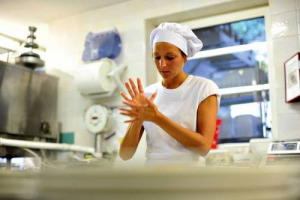 Frutta e verdura di stagione e cibo fresco, se non freddo, ma l’estate è anche la stagione in cui le infezioni alimentari sono tre volte più comuni. A dirlo il Codacons, che pubblica un vademecum in dieci punti e chiede più controlli a tappeto