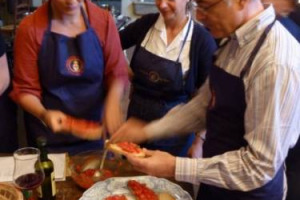 SFUGGONO AL MARKETING, AMANO IL FRESCO, PROVANO I PRODOTTI E POI CONDIVIDONO. SONO I “FOOD E-VANGELIST”, CONSUMATORI “INFLUENTI”, IN GRADO DI INFLUENZARE PIÙ DI ALTRI LE SCELTE DI COSA ACQUISTARE, DETTANDO LE MODE ALIMENTARI DEL MOMENTO