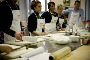 GLI ITALIANI, POPOLO DI BUONGUSTAI, MA ANCHE DI CUOCHI. UN ITALIANO SU DUE CUCINA TUTTI I PASTI DELLA SETTIMANA E, NELLA MAGGIOR PARTE DEI CASI, LA DIMENSIONE DEL PIACERE NEL CUCINARE BATTE QUELLA DEL DOVERE. A DIRLO UN’INDAGINE ASTRA RICERCHE