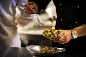 Scoprire cosa succede “dietro le quinte” delle cucine dei ristoranti più amati: Cucine Aperte, il 30 settembre, è l’evento di La Puglia è Servita. In tutta la Puglia, si potranno visitare le cucine e approfondire la conoscenza delle materie prime