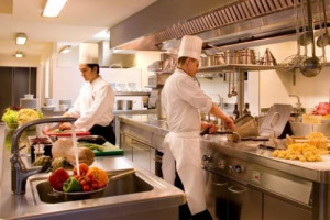 NON SOLO PRODOTTI, ALL’ESTERO 6 VOLTE SU 10 ANCHE LE RICETTE ITALIANE SONO “TRADITE”, PREPARATE DA CHEF DI RISTORANTI ITALIANI CHE NON SONO ITALIANI (47%). LA PIÙ TRADITA? LA PIZZA. COSÌ L’ACCADEMIA ITALIANA DELLA CUCINA. FOCUS: LA ROAD MAP NEL MONDO