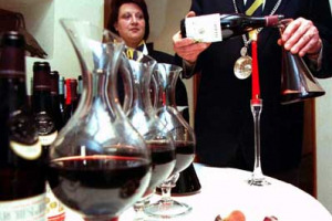 NATALE, PIACERE DEL CONVIVIO E RICERCA DELLA BOTTIGLIA DA RICORDARE: LA SELEZIONE DI WINENEWS