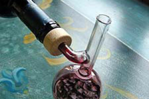 NASCE IL DECANTER IN MINIATURA, A MISURA DI BICCHIERE E COMODAMENTE APPLICABILE ALLA BOTTIGLIA. SI CHIAMA VERSOVINO E NASCE DALL’IDEA DI DAMIANO MINIERA DELL’ENOTECA ROSSELLINO DI SETTIGNANO (FI)