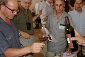 SALONE DEL VINO - GLI ESPERTI DI MARKETING FRANCESI INDIVIDUANO NEL TARGET DEI GIOVANI UN “TALLONE D’ACHILLE” MA ANCHE UNA RISORSA PER UN MERCATO IN FORTE CRISI DI VENDITA