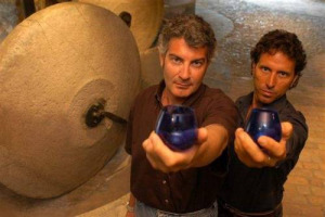 La raccolta dell’olio in Italia è nel vivo, e l’olio nuovo, amato ed atteso, è già sulle tavole italiane. L’annata 2015/2016? Più generosa, rileva WineNews, dopo il record negativo del 2014, ma normale (350-400.000 tonnellate). Ottima la qualità