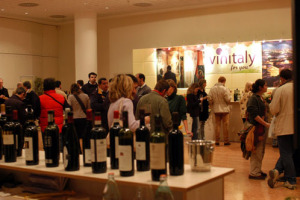 LA SOMMA CHE UN ENO APPASSIONATO SPENDE MEDIAMENTE IN ENOTECA? 10,24 EURO. EMERGE DA UNA INCHIESTA DI WINENEWS SU 21 ENOTECHE, DA MILANO A PALERMO. A ROMA L'ENOTECA TRIMANI LANCIA I “SALDI”: - 20% SU TUTTE LE BOTTIGLIE DI QUALITA'