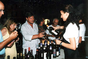 ANCHE IL VINO HA LA SUA NOTTE BIANCA: IMPERDIBILE PER GLI AMICI DI BACCO, CHE AVRANNO LA POSSIBILITÀ DI TRASCORRERE, DAL TRAMONTO ALL'ALBA, UN INDIMENTICABILE EVENTO. IL 3/4 GIUGNO, A SPOLETO, "I VINI DEL MONDO" ... TUTTI GLI EVENTI DELLA KERMESSE!