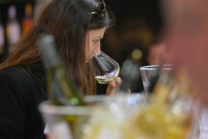 Le donne italiane si scoprono sempre pi&ugrave; appassionate di vino, credono nel terroir ed amano Brunello, Amarone e bollicine: ecco la ricerca &ldquo;Donne, vino e seduzione&rdquo;, curata dal professore Gabriele Micozzi by Consorzio Vini Piceni