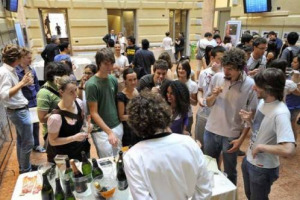 I GIOVANI ITALIANI BEVONO (E SI UBRIACANO) MENO. LO DICE LA RELAZIONE ANNUALE AL PARLAMENTO DEL DIPARTIMENTO POLITICHE ANTIDROGA DELLA PRESIDENZA DEL CONSIGLIO DEI MINISTRI. MARTELLI (ASSOENOLOGI): &ldquo;ABUSO NON &Egrave; COLLEGATO AL CONSUMO DI VINO&rdquo;