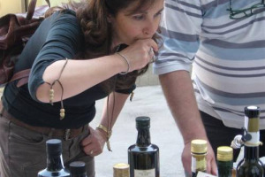 916 è il numero specifico dell’olio e ora anche quello di chi vuol fare shopping di extravergine italiano online: nasce “L’Extravergine 916”, website di 916 Fbe e Assofrantoi (Confagricoltura) che vende olio con la “carta di identità del frantoio”