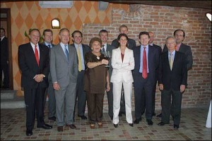 I DIECI ANNI DEL "PRIMUM FAMILIAE VINI", IL CLUB DELLE UNDICI DINASTIE DEL VINO. ITALIANI? SOLO PIERO ANTINORI, DOPO IL FORFAIT DI ANGELO GAJA