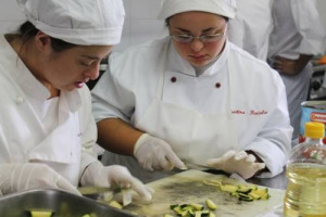 È DALLA TERRA CHE NASCONO LE COSE PIÙ BUONE, A PARTIRE DALLA SOLIDARIETÀ, ALLA BASE DE “LA CUCINA DEI SEMPLICI”, CENA-EVENTO CHE FA INCONTRARE I PRODUTTORI DEI CAMPI FLEGREI CON I GIOVANI CHEF DOWN DIPLOMATI ALL’ALBERGHIERO DI POZZUOLI