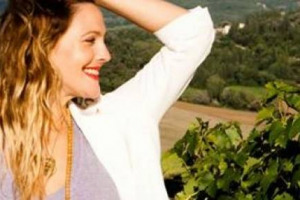 BACCO CONQUISTA (ANCORA) HOLLYWOOD: L&rsquo;ATTRICE, REGISTA E PRODUTTRICE CINEMATOGRAFICA DREW BARRYMORE, PROTAGONISTA DI FILM COME E.T. O CHARLIE&rsquo;S ANGELS, PRODURR&Agrave; UN PINOT GRIGIO IGT DELLE VENEZIE. &ldquo;IL VINO &Egrave; UN VIAGGIO TRA LUOGHI E SAPORI&rdquo;