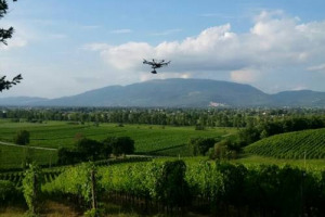 Gli agricoltori italiani utilizzeranno sempre più i droni per varie attività nei campi, dal monitoraggio delle coltivazioni al “precision farming”. A fare il punto su quali saranno le applicazioni nei campi “Droni in agricoltura” (Roma, 28 gennaio)