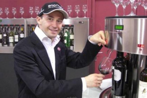 IL VERO LUSSO PER VIAGGIATORI A CINQUE STELLE? TROVARE NEI MIGLIORI HOTEL IN OGNI ANGOLO DEL MONDO IL PROPRIO VINO PREFERITO … AL BICCHIERE. DOPO ENOTECHE E WINE BAR, ENOMATIC, IL “BANCOMAT DEL VINO”, CONQUISTA ANCHE IL TOP DELL’HÔTELLERIE MONDIALE