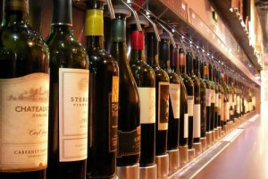 IL MONDO BRINDA CON IL VINO &ldquo;AL BICCHIERE&rdquo;. PER RISPARMIARE E PER BERE CON MODERAZIONE. LO CONFERMA IL SUCCESSO DI ENOMATIC, CHE PORTA I SUOI &ldquo;BANCOMAT&rdquo; DEL VINO IN 70 PAESI DEL MONDO ... ECCO I LUOGHI CULT IN TANTI PAESI DEL MONDO