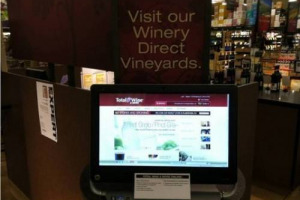 DALLA CATENA USA &ldquo;TOTAL WINE & MORE&rdquo; ARRIVA L&rsquo;ENOTECA &ldquo;2.0&rdquo;: MAXI SCHERMI CON CORSI DI EDUCAZIONE AL VINO &ldquo;NO STOP&rdquo;, IPAD &ldquo;IN-STORE&rdquo; PER SUGGERIRE IL CIBO DA ABBINARE ALLA BOTTIGLIA,WI-FI PER PERMETTERE AI CLIENTI DI PARAGONARE I PREZZI SU INTERNET