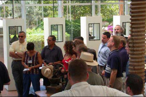 Lo sviluppo dell&rsquo;enoturismo passa da internet e dai servizi che ruotano intorno al vino. L&rsquo;analisi del Great Wine Capitals Global Network a Vinexpo, con i casi top di Spagna e Portogallo, e la grande attesa per la &ldquo;Cit&egrave; du vin&rdquo; a Bordeux (nel 2016)