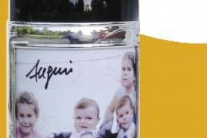 UN MODO NUOVO DI COMUNICARE “IN BOTTIGLIA”: ADESSO IN ETICHETTA VANNO ANCHE FOTO, IMMAGINI CARE, MESSAGGI, AUGURI. ARRIVA IL KIT DI MONTAGGIO PER GLI AMANTI DEGLI ENO-ACCESSORI