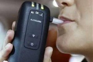 IN LOCALI E DISCOTECHE C&rsquo;&Eacute; &ldquo;GUIDO CON PRUDENZA&rdquo;: LA CAMPAGNA DI PREVENZIONE ALL&rsquo;ABUSO DI ALCOL DI FIPE-CONFCOMMERCIO E POLIZIA STRADALE, PER CONTRASTARE, DIALOGANDO PI&Ugrave; CHE VIETANDO, IL FENOMENO DELLE &ldquo;STRAGI DEL SABATO SERA&rdquo;