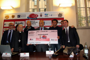 “Un brindisi Fantinel per le Olimpiadi del Cuore 2006”: Marco Fantinel consegna l’assegno di 120.000 euro a Paolo Brosio ed a Manuela Ronchi delle Onlus Black Spruts e Fondazione Marco Pantani