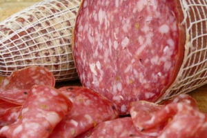 La Finocchiona, eccellenza alimentare italiana, che forse rappresenta più di ogni altro prodotto la Toscana nel mondo, conquista una nuova indicazione geografica protetta che entrerà in vigore il 14 maggio. L’Italia sale così a 271 tra Dop e Igp