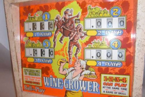 IL FLIPPER (DI CUI NESSUNO SA NIENTE) DEDICATO AL MONDO DI BACCO: IN VENDITA SU INTERNET, &Egrave; UN ESEMPLARE UNICO DEGLI ANNI &lsquo;60, DI CUI NEANCHE IL PROPRIETARIO CONOSCE LE ORIGINI, MA &Egrave; PROBABILE CHE SIA MADE IN FRANCE