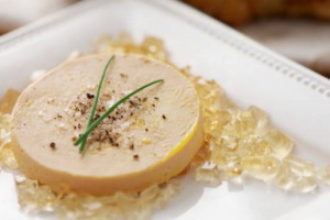 Il foie gras torna sulle tavole della California: bandito per legge dal 2012, con una controversa legge firmata dal procuratore generale della California, Kamala Harris, il fegato d’oca, con la sentenza del giudice Stephen Wilson, è di nuovo legale