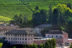 SEQUESTRO AMMINISTRATIVO PER BILINGUISMO NON AUTORIZZATO. NESSUNA FRODE PRODUTTIVA O QUALITATIVA, MA IRREGOLARIT&Agrave; BUROCRATICHE ALLA BASE DEL SEQUESTRO DI 80.000 BOTTIGLIE DI &ldquo;GI&Agrave;&rdquo;, IL &ldquo;LANGHE ROSSO DOC&rdquo; DI FONTANAFREDDA