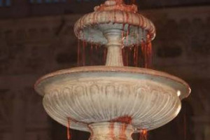 ECCO LA &ldquo;FONTANA DEL VINO&rdquo; DI PIAZZA SAN MARCO CHE, CON UN BRINDISI COLLETTIVO DELLE 10.000 MASCHERE IN FESTA, HA APERTO IL CELEBRE CARNEVALE DI VENEZIA, SULLE ARIE PI&Ugrave; FAMOSE DELLA LIRICA ITALIANA DEDICATE A BACCO