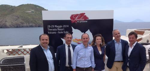 Lo staff di Assovini Sicilia con al centro il presidente Antonio Rallo