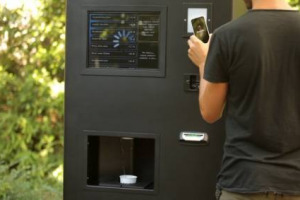 Anche i cocktail potrebbero avere presto il loro distributore automatico ad hoc. Si chiama “Foxtender Barmachine”, e ad inventarlo suo stati due giovani italiani, Matteo Benevento e Danilo Condello, che tentano la via del “crowdfunding