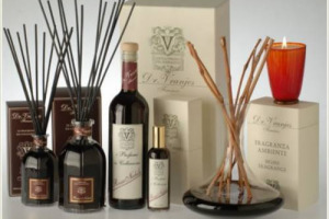 UNA CASA CHE PROFUMA DI VINO. DALLA FIORENTINA &ldquo;DR. VRANJES&rdquo; UNA FRAGRANZA PER AMBIENTI AL NETTARE DI BACCO. &Egrave; &ldquo;ROSSO NOBILE&rdquo;, DOTATO ANCHE DI DECANTER E TRALCI-DIFFUSORI