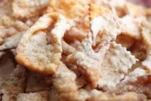 Il Carnevale è una delle ricorrenze più festeggiate e amate dagli italiani. Come ogni anno si aspettano quelli maestosi di Venezia, Viareggio e Ivrea. Ma è anche una festa profondamente legata alle tradizioni culinarie, tra dolci e cooking session