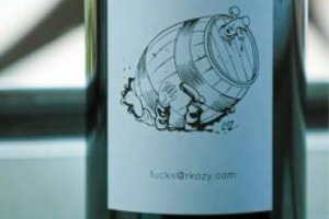 QUANDO IL VINO DIVENTA POLITICA: IN FRANCIA UN PICCOLO E GIOVANE VIGNERON DI BULLY, PITIOR PIERRE, SI SCHIERA APERTAMENTE CONTRO IL PREMIER CON UN&rsquo;ETICHETTA INEQUIVOCABILE: &ldquo;FUCKS@RKOZY.COM&rdquo;. PER UN BRINDISI &ldquo;ANTIGOVERNATIVO&rdquo;