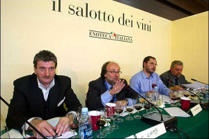 &#8220;IL 2002 NON E&#8217; POI UNA BRUTTA ANNATA &#8230; LO DIMOSTRANO GLI ASSAGGI DI BOTTIGLIE PRODOTTE IN MICROZONE D&#8217;ECCELLENZA, COME IL CHIANTI DEI COLLI SENESI&#8221;: COSI&#8217; I &#8220;GURU&#8221; DEL VINO SDOGANANO UNA VENDEMMIA DIFFICILE
