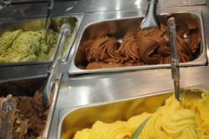 Il caldo condiziona anche la spesa degli italiani: i consumi di gelato crescono del 4,4% sul 2016. Ma, secondo l’Istituto del Gelato Italiano, non è più un alimento legato all’estate: agli italiani piace mangiarlo tutto l’anno, soprattutto a casa