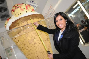 GELATO DA RECORD A RIMINI IL CONO PIÙ ALTO DEL MONDO; FATTO CON L’AMARENA FABBRI, PESA OTTO QUINTALI. E’ MIRCO DELLA VECCHIA IL PASTICCIERE DEL GUINNESS. A RIMINI ANCHE LA TORTA DELL’UNITA’ D’ITALIA
