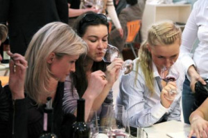 IL VINO? PUO&rsquo; ESSER SIMBOLO DI AMICIZIA E DI PACE, ACCENDERE LA PASSIONE E &ldquo;SALVARE&rdquo; DAI SUOCERI ... ECCO I LEITMOTIV DEI CORTI DEI GIOVANI VINCITORI DEL CONCORSO REASON WINE DI ENOTECA ITALIANA &ldquo;IN PARTENZA&rdquo; PER LA &ldquo;MOSTRA DEL CINEMA&rdquo; DI VENEZIA