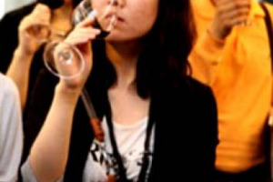 L&rsquo;ASIA DEL VINO TRA I GIOVANI E ROBERT PARKER. PER L&rsquo;AGENZIA AFP IL GURU AMERICANO AVREBBE VENDUTO LA MAGGIORANZA DI &ldquo;THE WINE ADVOCATE&rdquo; PER 15 MILIONI DI DOLLARI. E PER WINE INTELLIGENCE I GIOVANI TIRERANNO LA CRESCITA DEL MERCATO, NON SOLO IN CINA