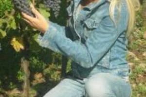 PU&Ograve; UNA PICCOLA-GIOVANE CANTINA ITALIANA ARRIVARE A PRODURRE ETICHETTE PER UNO STORICO COLOSSO STRANIERO? SI, SE RACCONTA STORIE DI UN TERRITORIO E DI UN PRODUTTORE. COME GIOVANNA TANTINI CHE, NEL VERONESE, PRODUCE ETICHETTE PER &ldquo;FORTNUM & MASON&rdquo; ...